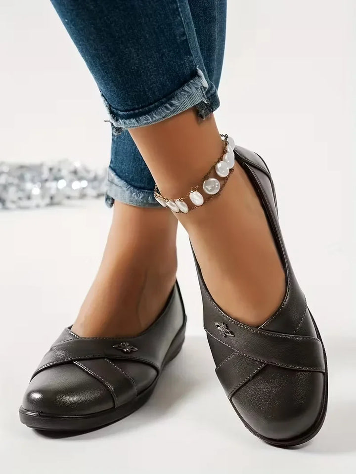Kinerah - Orthopedic Leather Shoes With Metal Emblem