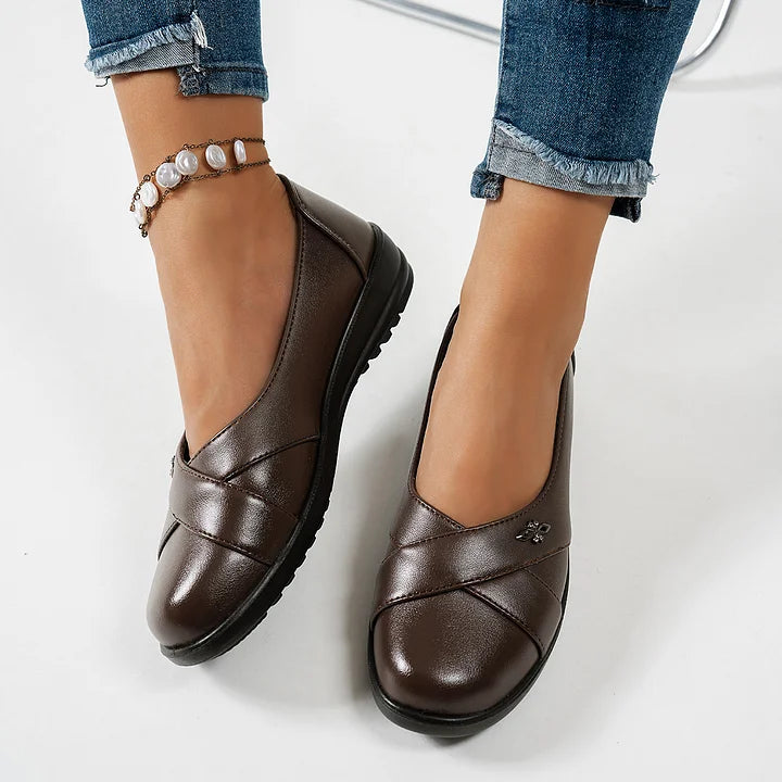Kinerah - Orthopedic Leather Shoes With Metal Emblem