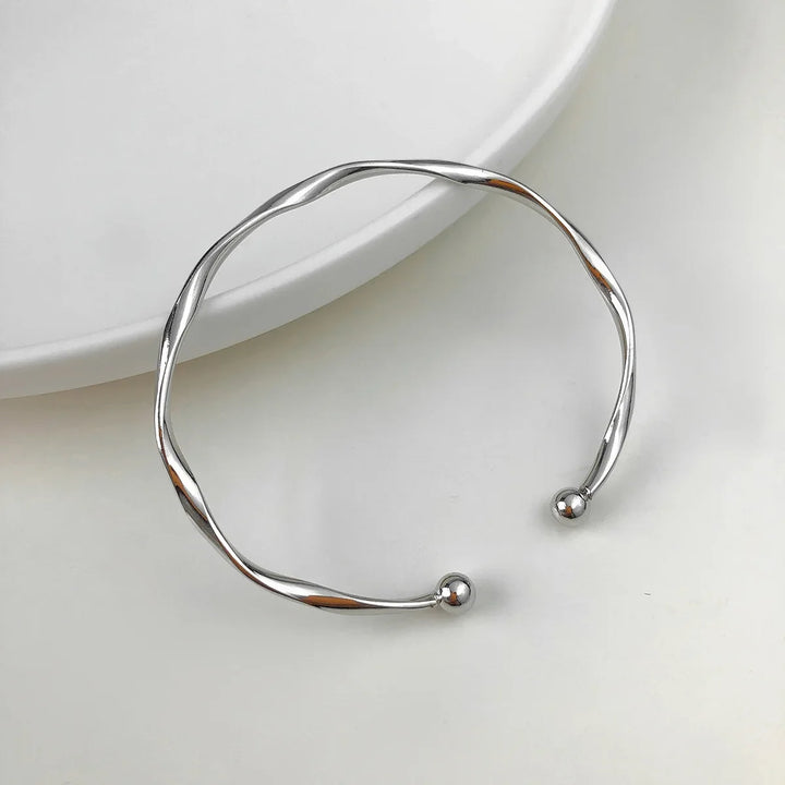 Elara - Elegant Twist Bracelet