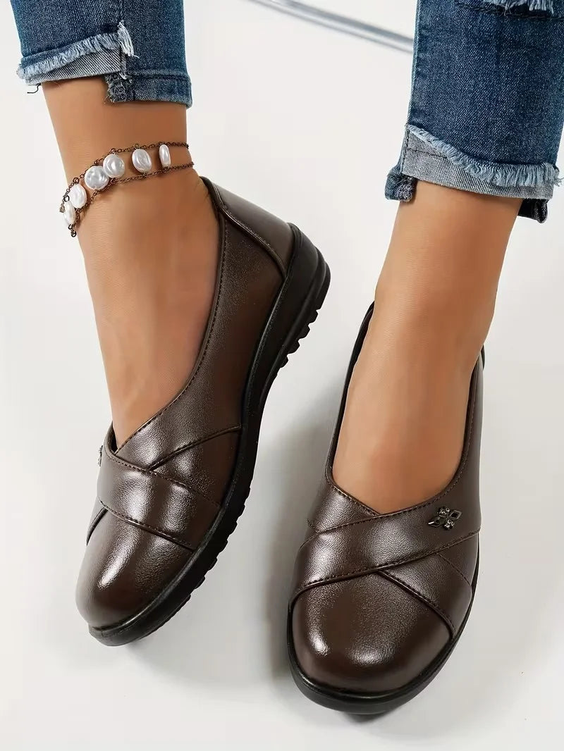 Kinerah - Orthopedic Leather Shoes With Metal Emblem