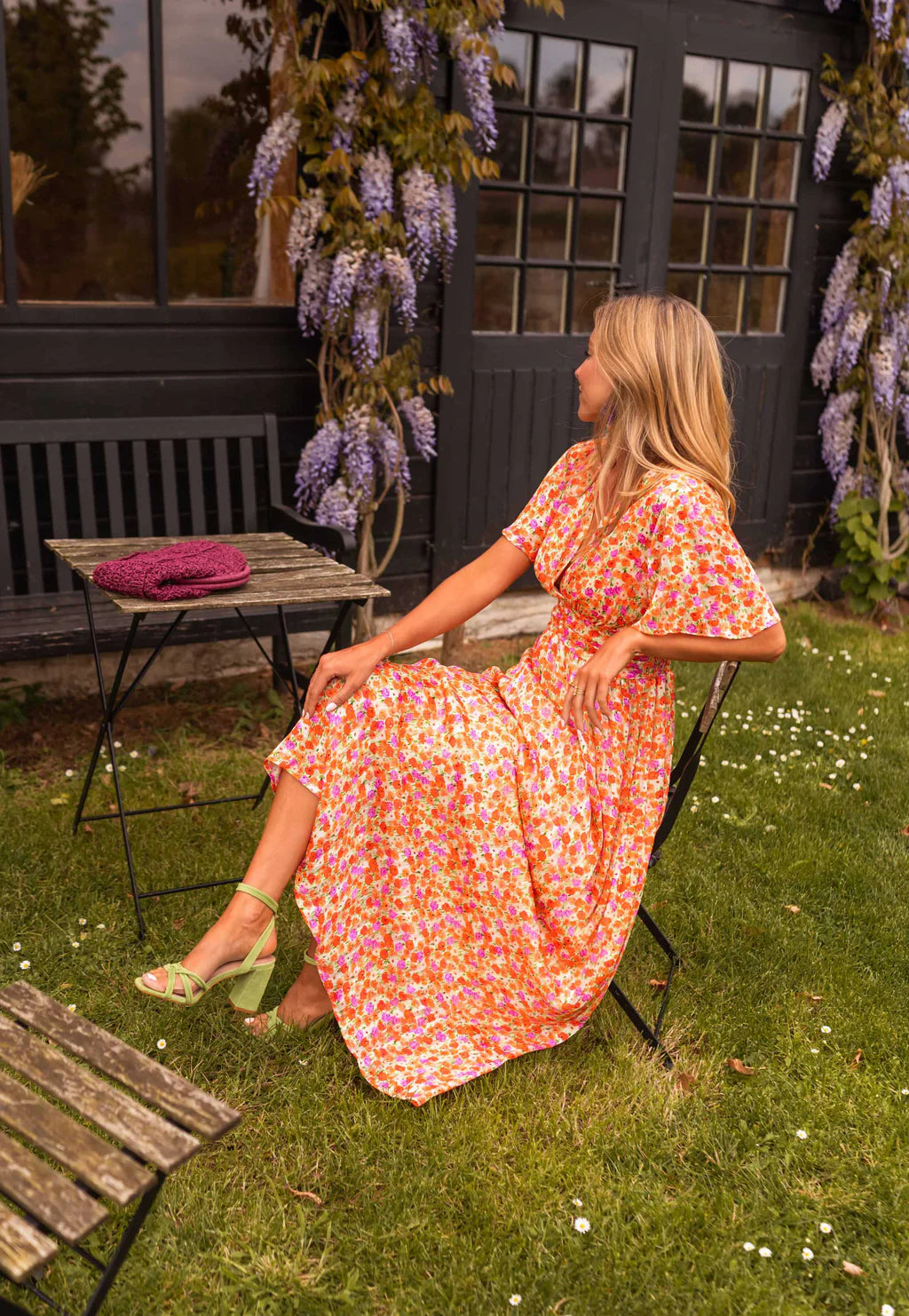 Sampaio – Elegant Dress With V-Neck And Floral Print