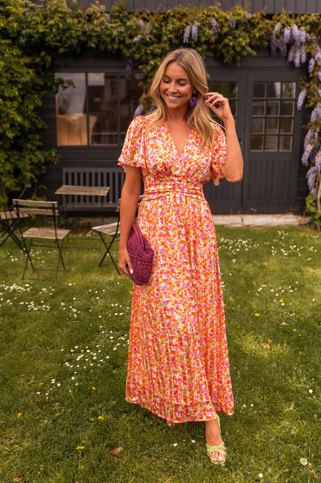 Sampaio – Elegant Dress With V-Neck And Floral Print